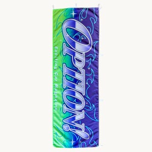 Puede incluir: Una pancarta vertical rectangular con un degradado de verde lima a morado intenso. El texto OPTION! está impreso en grandes letras plateadas estilizadas, acompañado por el texto Exciting Car Magazine y patrones de llamas azules con estrellas.