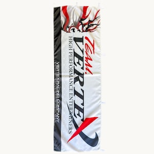 Peut inclure: Une bannière rectangulaire verticale avec un fond blanc et des accents graphiques rouges et noirs. Le texte indique Team VERTEX HIGH PERFORMANCE ENTERTAINERS et VERTEX RACING COMPANY. Le design inclut un élément de logo stylisé rouge et noir.