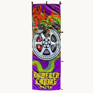 Op de afbeelding: Een verticale paarse banner met een afbeelding van een groene en oranje draak die om een zilveren autowiel met een rode remklauw is gewikkeld. De tekst "LOWERED EMPIRE" staat onderaan in het geel, vergezeld van vijf gele sterren.