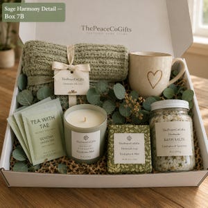 Peut inclure: Un coffret cadeau contenant un plaid tricoté vert sauge, une tasse crème avec un cœur doré, trois sachets de thé vert Sencha Tea With Tae, une bougie au soja eucalyptus menthe, un savon eucalyptus menthe et des sels de bain eucalyptus menthe.