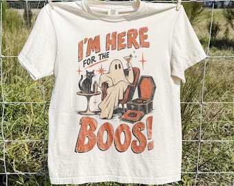 「I'm Here For The Boos」コンフォートカラーズ®シャツ、ゴーストマティーニグラフィックTシャツ、不気味なカクテルスウェットシャツギフト