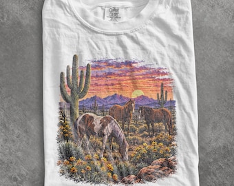 Camiseta vintage con estampado de caballo del desierto, camiseta de rancho del oeste con fauna salvaje, top con estampado de atardecer del suroeste, camiseta de regalo para amantes de los caballos Comfort Colors®.