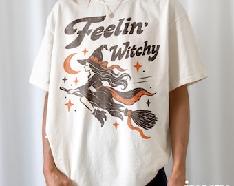 Camiseta Feelin Witchy Halloween Comfort Colors®, camiseta gráfica de hechicera con escoba voladora, top mágico y espeluznante, regalo para la temporada de brujas