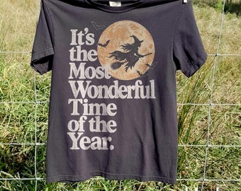 Camiseta de bruja de Halloween, camiseta gráfica Comfort Colors® con escoba voladora y luna, top vintage con humor espeluznante, regalo para la temporada de brujas de otoño.