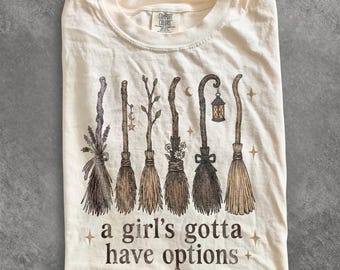Halloween-Shirt mit Hexenbesen-Motiven, Grafik-T-Shirt aus der Besen-Kollektion, rustikales Hexen-Sweatshirt, Geschenkidee von Comfort Colors® für die Gruselsaison