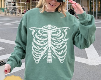 オールドスクールな骸骨の肋骨のハロウィンシャツ、ゴシックなコウモリのグラフィックTシャツ、不気味な解剖学のスウェットシャツ、コンフォートカラーズ® 季節のギフト
