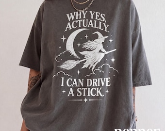 Halloween-Shirt „Drive A Stick“, T-Shirt mit Grafik von fliegender Hexe und Besen, Sweatshirt mit Halbmond-Nachthimmel, Comfort Colors® Herbstgeschenk