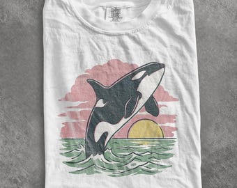 Camiseta retro con estampado de orca, camiseta de vida silvestre al atardecer en el océano, top marino costero vintage, regalo de Comfort Colors® Orca