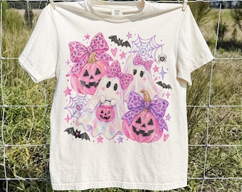 Comfort Colors® Coquette Ghost Bow シャツ、ピンクパンプキングラフィックTシャツ、ガーリーなハロウィンスウェットシャツ、キュートで不気味なギフト