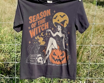 Camiseta Comfort Colors® "Season Of the Witch", camiseta con estampado de bruja pin-up, sudadera vintage de Halloween, regalo para la temporada de Halloween.