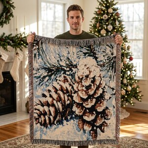 Gewebte Decke mit verschneiten Kiefernzapfen, Wandteppich mit Winterwaldmotiv, rustikale Hüttendecke, gemütliche botanische Zimmerdekoration, Weihnachtsdecke