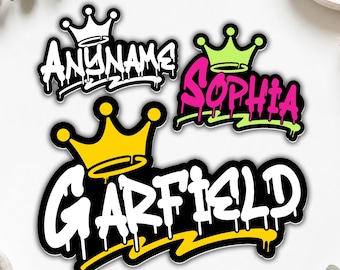 Peut inclure: Trois autocollants personnalisés style graffiti. L'un indique ANYNAME en blanc avec une couronne blanche, l'autre SOPHIA en rose avec une couronne vert lime, et le dernier GARFIELD en blanc avec une couronne jaune et un soulignement jaune.