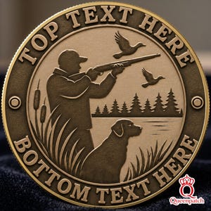 Op de afbeelding: Een ronde, bronskleurige medaille met een reliëfontwerp van een jager die met een geweer op vliegende eenden richt, vergezeld door een hond in een moerassig landschap met dennenbomen. De tekst TOP TEXT HERE en BOTTOM TEXT HERE is in reliëf.