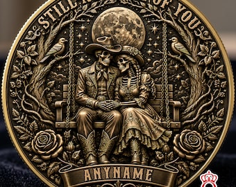 Moneda personalizada con el reto "Aún no me canso de ti", regalo de aniversario para pareja con esqueleto y nombre personalizado, recuerdo divertido y romántico para marido y mujer.