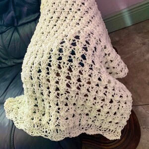 すぐに発送可能 新生児用ブランケット レモンクリーム グリッター ベビー 家宝 かぎ針編み レース アフガン 女の子 シャワー ギフト 新生児 妊娠 ベビーベッド ベビーカー アイルランド
