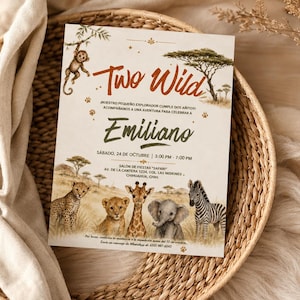 Puede incluir: Una tarjeta de invitación de cumpleaños rectangular con ilustraciones en acuarela de un mono, leopardo, león, jirafa, elefante y cebra en una sabana. El texto dice Two Wild, Emiliano y los detalles del evento en español, con huellas.