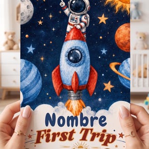 Puede incluir: Una tarjeta de invitación rectangular con una ilustración en acuarela de un astronauta sobre un cohete azul y rojo en el espacio, rodeado de planetas, estrellas y el sol. El texto dice: Nombre First Trip Around the Sun 12.18.2025 HORA:09:00 AM DIRECCIÓN.