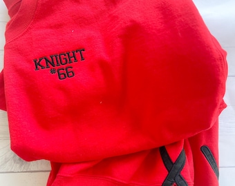 Sudadera de hockey bordada: aplique en la costura lateral y monograma personalizado