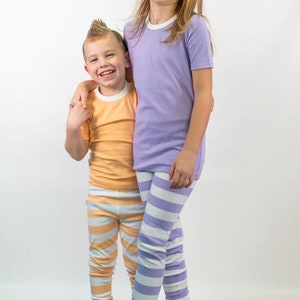 K&ouml;nnte beinhalten: Eine wei&szlig;e Keramik-Tasse mit schwarzem Henkel und dem Text "But First, Coffee" in schwarzer, handschriftlicher Schrift. Die Tasse steht auf einer wei&szlig;en Oberfl&auml;che.