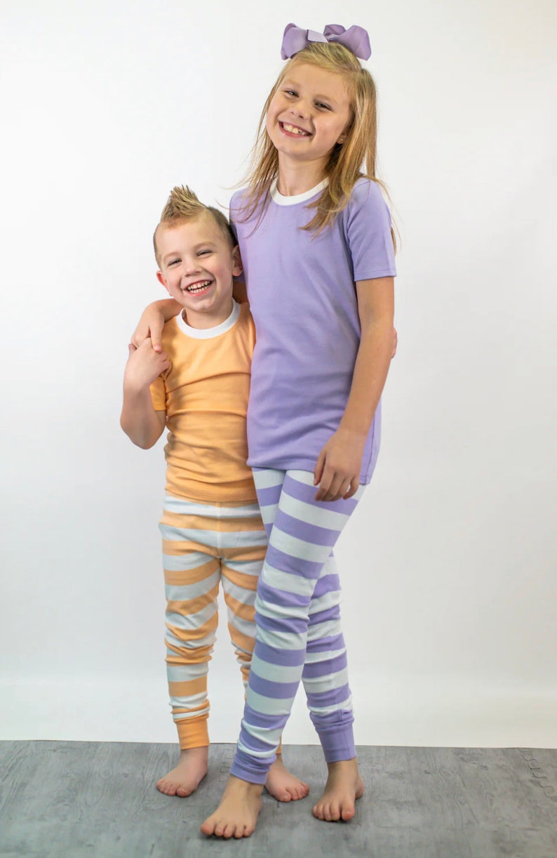 K&ouml;nnte beinhalten: Eine wei&szlig;e Keramik-Tasse mit schwarzem Henkel und dem Text "But First, Coffee" in schwarzer, handschriftlicher Schrift. Die Tasse steht auf einer wei&szlig;en Oberfl&auml;che.