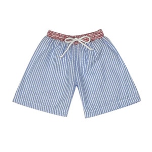 Puede incluir: Pantalones cortos de rayas verticales en azul claro y blanco con una cintura de cuadros rojos y blancos. Los pantalones incluyen un cord&oacute;n blanco atado en un lazo en la parte delantera central para ajustar la cintura el&aacute;stica.