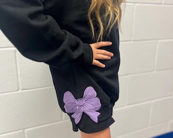 Sudadera con aplique de lazo para niña: Camisa con monograma personalizado y costura lateral