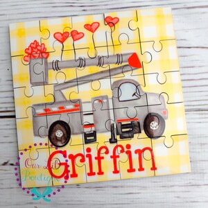 Puede incluir: Un rompecabezas personalizado con un cami&oacute;n gris con detalles rojos y globos en forma de coraz&oacute;n. El nombre "Griffin" est&aacute; impreso en rojo. El rompecabezas tiene un fondo de cuadros amarillos y est&aacute; hecho de varias piezas.