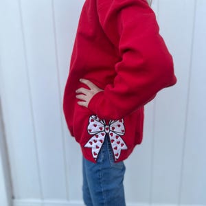 Sudadera con aplique de lazo de corazón de San Valentín - Monograma personalizado