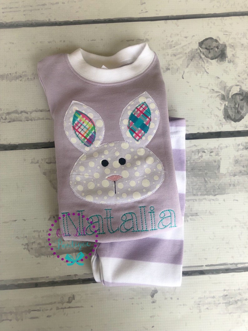 K&ouml;nnte beinhalten: Ein Set aus drei Keramikbechern mit gesprenkelter, matter Oberfl&auml;che. Die Becher sind in Grau-, Wei&szlig;- und Schwarzt&ouml;nen gehalten. Schlichtes, modernes Design f&uuml;r Kaffee oder Tee.