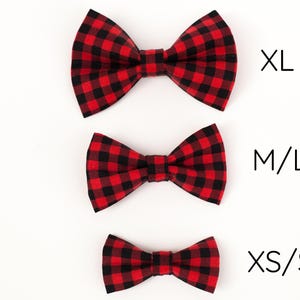Pode incluir: Tr&ecirc;s gravatas borboleta de xadrez vermelho e preto em tamanhos diferentes. A gravata borboleta maior &eacute; etiquetada como "XL", a gravata borboleta do meio &eacute; etiquetada como "M/L" e a gravata borboleta menor &eacute; etiquetada como "XS/S".