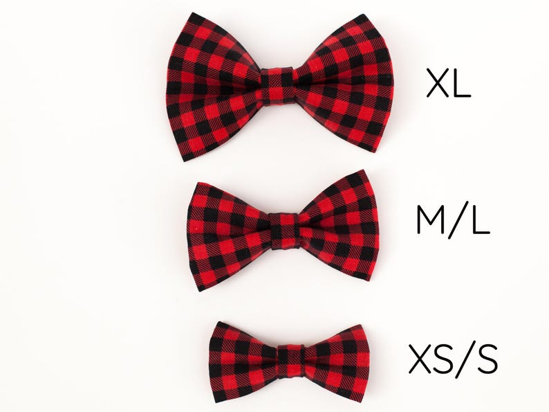 Pode incluir: Tr&ecirc;s gravatas borboleta de xadrez vermelho e preto em tamanhos diferentes. A gravata borboleta maior &eacute; etiquetada como "XL", a gravata borboleta do meio &eacute; etiquetada como "M/L" e a gravata borboleta menor &eacute; etiquetada como "XS/S".