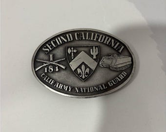 Fibbia per cintura vintage degli anni '70 della Seconda Guardia Nazionale dell'Esercito della California, numero di serie 098
