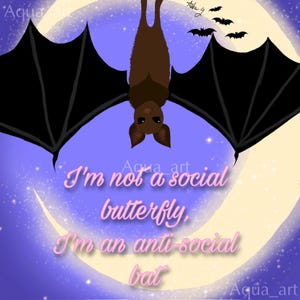 Pode incluir: Uma ilustração digital de um morcego castanho pendurado de cabeça para baixo com grandes asas pretas abertas contra uma lua amarela e um céu estrelado roxo. O texto diz, I'm not a social butterfly, I'm an anti-social bat, em rosa claro.