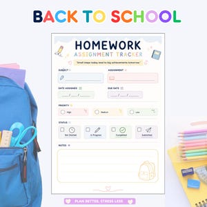 Puede incluir: Una hoja imprimible de seguimiento de tareas con secciones para materia, tarea, fechas, prioridad y estado. La página presenta colores pastel, iconos y el texto "Small steps today lead to big achievements tomorrow." Se ve una mochila azul y material escolar.