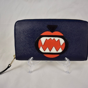Cartera continental de cuero con cremallera azul marino Monster Choupette de Karl Lagerfeld
