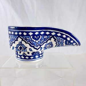 Könnte beinhalten: Ein weißer Keramik Krug mit einem blauen und weißen Blumenmuster. Der Krug hat einen Ausguss und einen Henkel.
