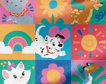 Puede incluir: Un estampado de tela con una cuadrícula de nueve cuadrados coloridos con personajes de Disney, incluidos Dumbo, Bambi, un cachorro dálmata, Marie la gata, Zazu y Simba, intercalados con elementos gráficos como una flor amarilla, un arcoíris y un sol.