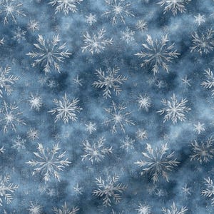 Peut inclure: Un tissu présentant un motif répétitif de flocons de neige blancs et détaillés dispersés sur un fond bleu profond texturé. Le design comprend des formes de flocons de neige cristallins de différentes tailles, créant un effet visuel hivernal.