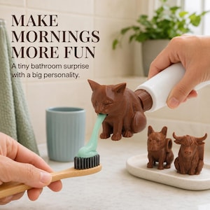 Pode incluir: Uma tampa de pasta de dentes em forma de gato castanho num tubo branco, dispensando pasta verde clara numa escova de dentes de madeira. Duas tampas castanhas em forma de animal, um cão e um touro, estão num tabuleiro. Texto: MAKE MORNINGS MORE FUN.
