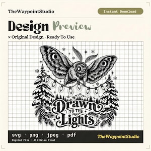 Op de afbeelding: Een zwart-wit digitaal grafisch ontwerp met een mot met grote vleugels, omringd door dennenbomen, sterren en een lichtsnoer. De tekst luidt Drawn to the Lights. Het ontwerp wordt gepresenteerd op een rasterachtergrond met de merknaam TheWaypointStudio.