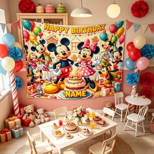 Peut inclure: Une toile de fond rectangulaire en tissu présentant une illustration colorée de Mickey, Minnie et leurs amis lors d'une fête d'anniversaire. La bannière affiche le texte "HAPPY BIRTHDAY" en haut et "NAME" sur un gâteau au centre.