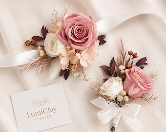 Handgelenkschmuck aus rosa Seifenrosen, Ansteckblume oder passendes Set, zartrosa Hochzeitsblumen, Brautschmuck, Ansteckblume für den Bräutigam