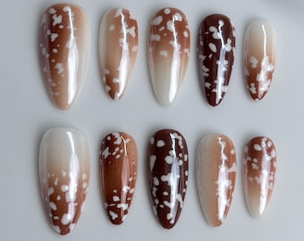 Unhas postiças marrons com estampa de Bambi, unhas de cervo, unhas para o outono, unhas postiças de gel feitas à mão, conjunto de unhas marrons aconchegantes, unhas postiças da moda.