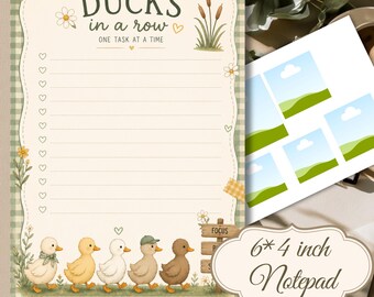 Puede incluir: Un bloc de notas de 15,24 por 10,16 cm con borde de cuadros vichy verdes, con el texto DUCKS IN A ROW ONE TASK AT A TIME. La página incluye una lista de tareas rayada con corazones, cinco patos, espadañas, flores y un poste de madera.