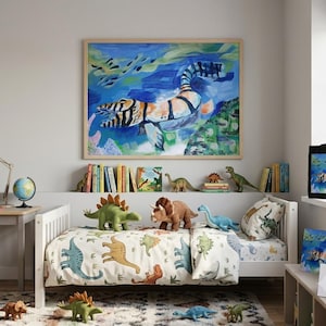 Peut inclure: Une peinture encadrée d'un dinosaure aquatique rayé nageant dans une eau bleue est suspendue au-dessus d'un lit blanc avec une parure de lit à motifs de dinosaures. La pièce comprend un bureau, un globe, des étagères et un sac fourre-tout noir.