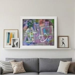 Peut inclure: Une grande peinture abstraite encadrée aux tons superposés vert, violet et rose avec une écriture cursive blanche, entourée de deux petits cadres, l'un avec des rayures verticales colorées et l'autre avec une silhouette en noir et blanc.