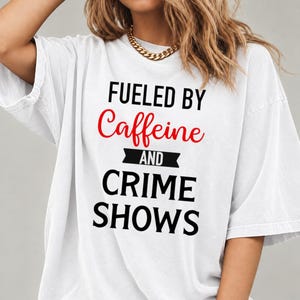 Camiseta o sudadera con el lema "Alimentado por cafeína y series policíacas".