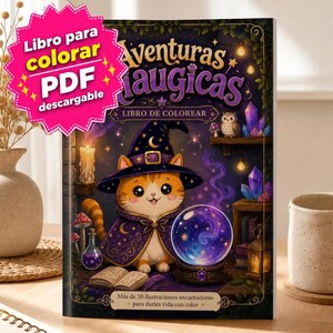 Puede incluir: Un libro para colorear titulado Aventuras Mágicas que muestra a un gato con sombrero y capa de mago frente a una bola de cristal brillante. La portada incluye un gráfico rosa con el texto Libro para colorar PDF descargable.