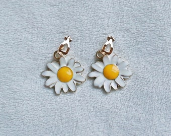Daisy flower, clip on earrings. Little girls clip on earrings soft gold. Women's teens and kids clipon earrings, floral accessory