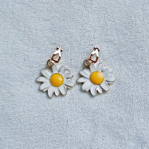 Daisy flower, clip on earrings. Little girls clip on earrings soft gold. Women&#39;s teens and kids clipon earrings, floral accessory